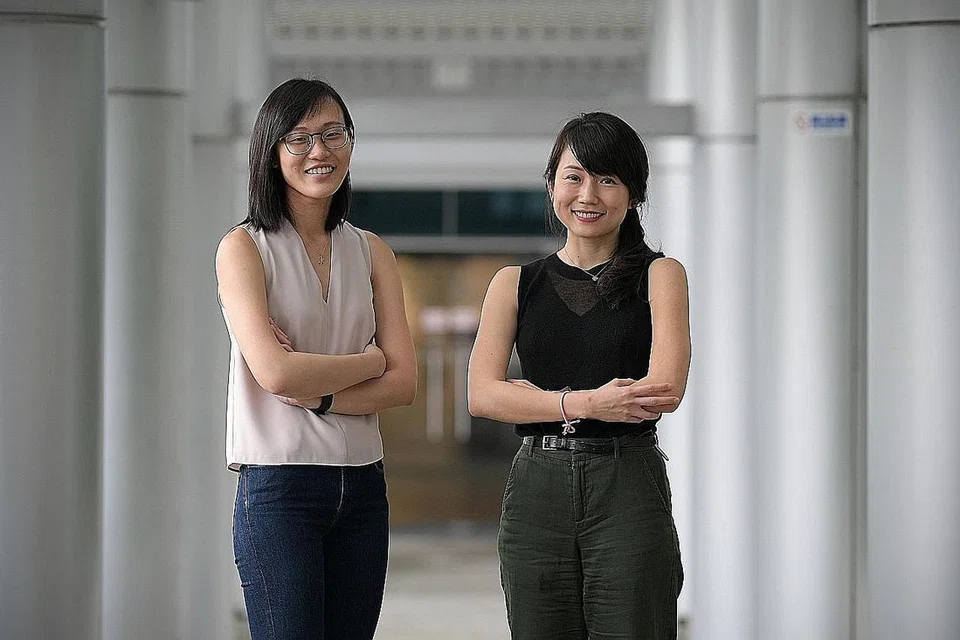 WARTAWAN TERBAIK: Cik Audrey Tan (kanan) terpilih sebagai Wartawan Terbaik, sementara Cik Choo Yun Ting menerima anugerah Wartawan Muda Terbaik. - Foto BH oleh NG SOR LUAN