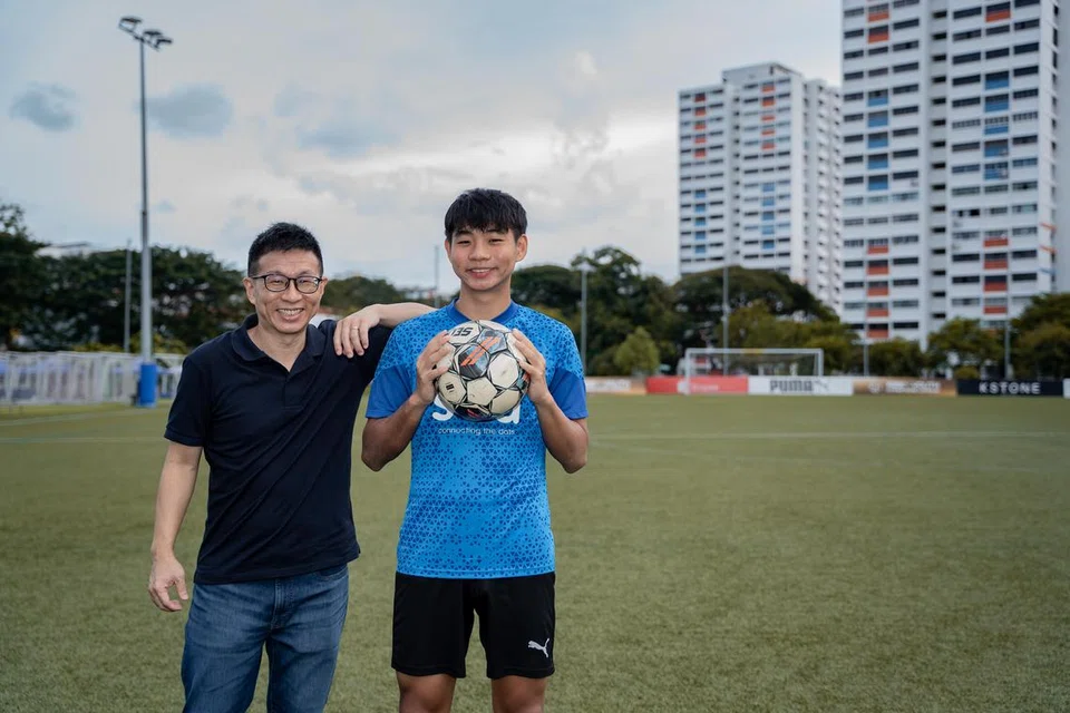 MINAT SAMA: Pemain midfield Lion City Sailors, Nathan Mao (kanan) bersama bapanya, Encik Lincoln Mao.
