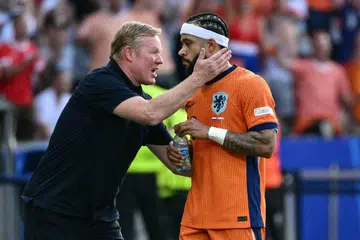 Memphis Depay (kanan) menerima kata-kata perangsang daripada ketua jurulatih skuad Belanda, Ronald Koeman, setelah menjaringkan gol kedua dalam perlawanan menentang Austria dalam Euro 2024 pada 25 Jun.
