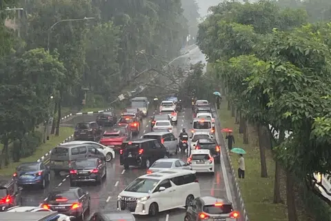 Keadaan sesak di Nicoll Highway selepas sebatang pokok tumbang hingga menyekat kesemua tiga laluan jalan raya itu menuju ke arah Kallang.