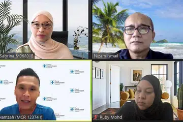 MHPA SENTIASA GIAT INGATKAN TERUS PATUHI ATURAN KESIHATAN: (Dari kiri atas) Dr Elly Sabrina Ismail, Dr Fadzil (bawah, kiri) dan wartawan BH Cik Rubiah Mohd (bawah kanan). Bersama mereka ialah Penolong Editor BH, Encik Mohd Nizam Ismail (atas kanan). - Foto BH
