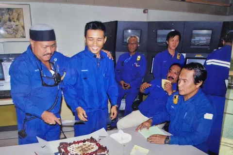 Foto kenangan...Encik Taib, (kanan duduk) menyambut hari jadi rakan kerjanya di Pulau Bukom memaparkan semangat kampung dan hubungan rapat masyarakat di pulau itu.