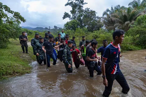 Seramai 13 pendatang asing tanpa izin yang meloloskan diri dari Depot Imigresen Sementara Bidor telah ditahan di sebuah kebun jambu di Kampung Senta pada 3 Februari.