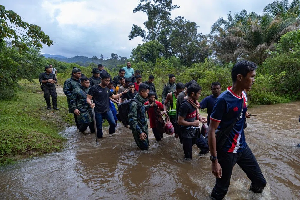 Seramai 13 pendatang asing tanpa izin yang meloloskan diri dari Depot Imigresen Sementara Bidor telah ditahan di sebuah kebun jambu di Kampung Senta pada 3 Februari.