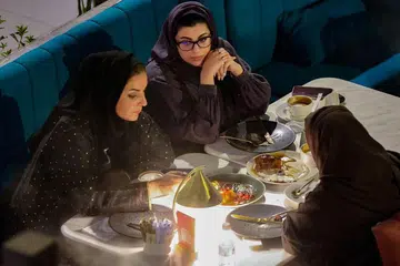 Rakyat Arab Saudi menjamu selera di sebuah restoran di Riyadh. Restoran dan kedai kopi mendahului senarai perbelanjaan semasa cuti Aidilfitri dengan 2.1 bilion riyal, diikuti oleh perbelanjaan bagi makanan dan minuman sebanyak 1.7 bilion riyal.
