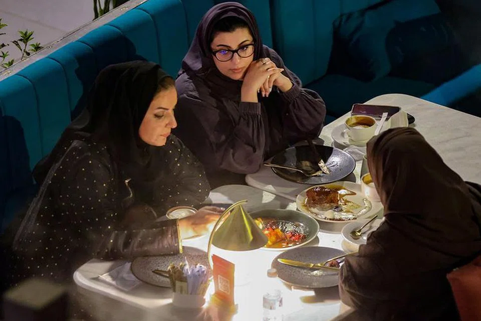 Rakyat Arab Saudi menjamu selera di sebuah restoran di Riyadh. Restoran dan kedai kopi mendahului senarai perbelanjaan semasa cuti Aidilfitri dengan 2.1 bilion riyal, diikuti oleh perbelanjaan bagi makanan dan minuman sebanyak 1.7 bilion riyal.
