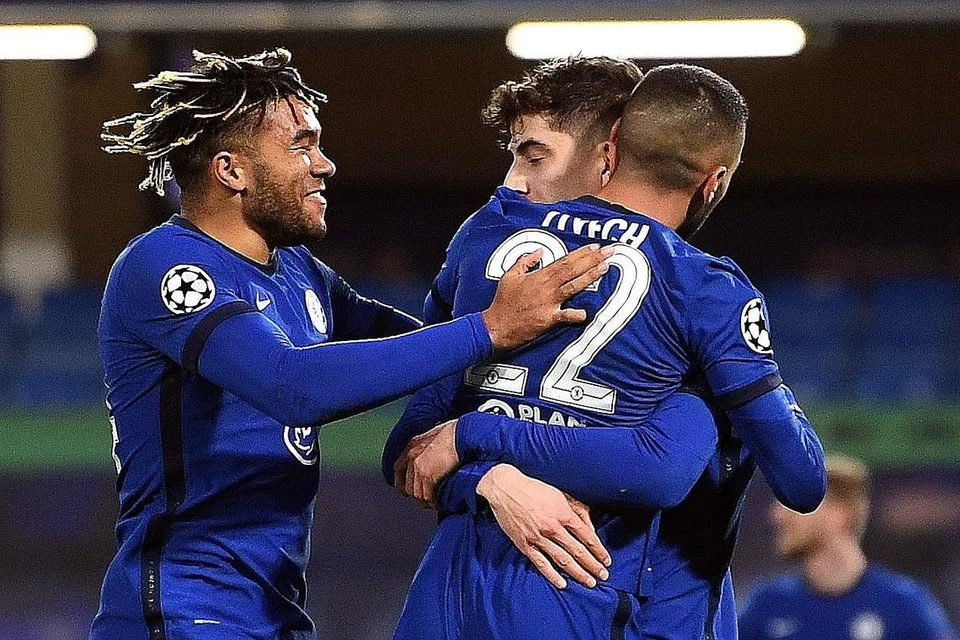 SASAR JULANG TROFI: Penyerang Chelsea Ziyech (jersi nombor 22) meraikan gol pertamanya sejak Oktober. Kemenangan 2-0 Chelsea kelmarin ke atas Atletico Madrid membawa Blues ke suku akhir Liga Juara-Juara buat pertama kali sejak 2014. - Foto EPA-EFE