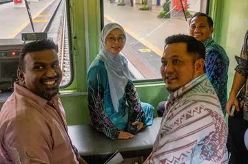 Datuk Bandar Pasir Gudang, Datin Paduka Hazlina Jalil (tengah), menaiki trolley train sepanjang jajaran rel menuju ke Pasir Gudang bagi menilai lokasi berpotensi untuk pembangunan stesen.