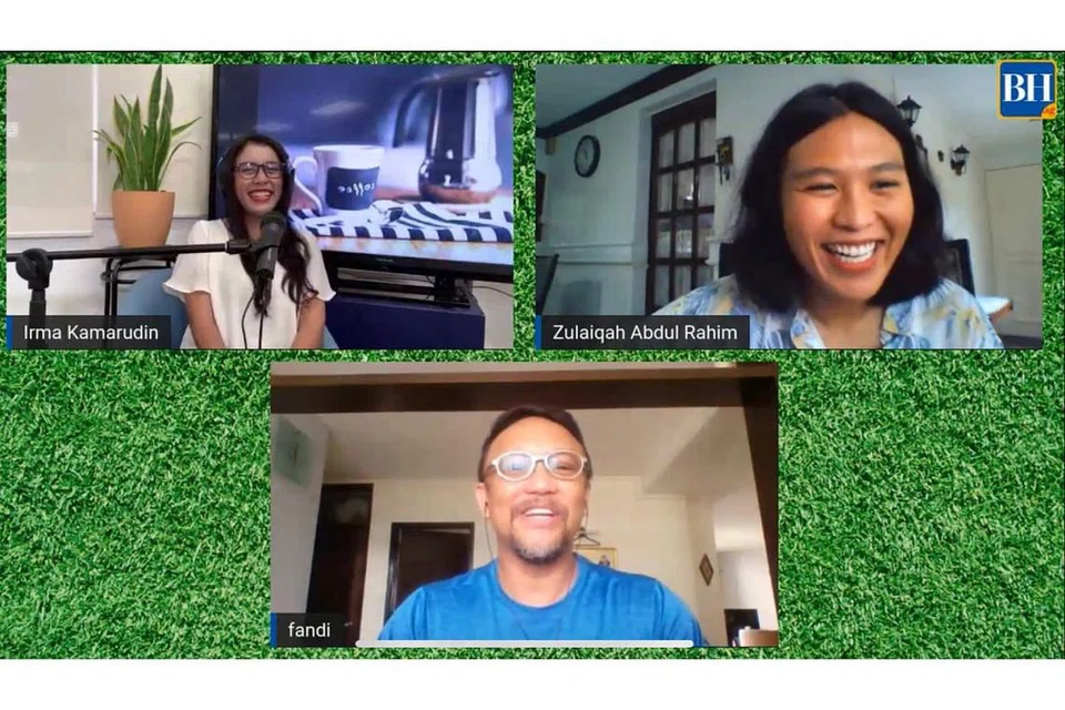 WADAH BARU: Wartawan Zulaiqah Abdul Rahim (atas, kanan) berbincang dengan tetamu 'The BM Show', legenda bola sepak negara, Fandi Ahmad. Bersama beliau ialah wartawan dan pengacara, Irma Kamarudin.
