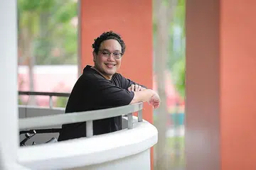 PENDIDIKAN BUKA PELUANG: Encik Arshad Supa'at yang tidak dapat menamatkan pengajian di GCE peringkat 'A' kerana terpaksa berhenti sekolah dahulu kini sedang menuntut di universiti setelah tamat pengajian di ITE dan politeknik. - Foto BH oleh ONG WEE JIN