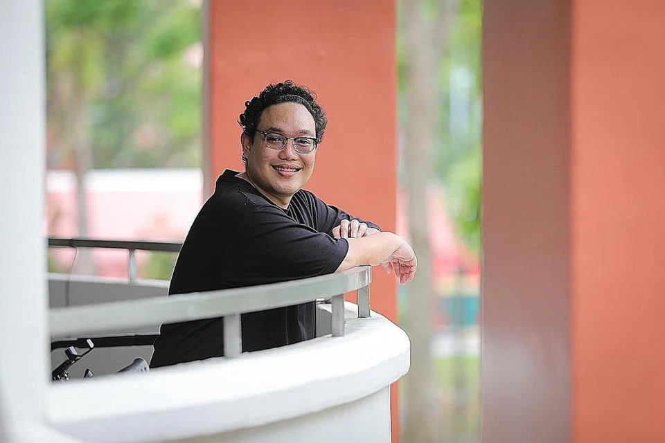 PENDIDIKAN BUKA PELUANG: Encik Arshad Supa'at yang tidak dapat menamatkan pengajian di GCE peringkat 'A' kerana terpaksa berhenti sekolah dahulu kini sedang menuntut di universiti setelah tamat pengajian di ITE dan politeknik. - Foto BH oleh ONG WEE JIN