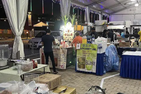 DIARAH GANTUNG OPERASI: Agensi Makanan Singapura (SFA) telah mengarahkan agar operasi bazar Fiesta Ramadan 2022 di E!Hub@Downtown East digantung setelah ia didapati dikendalikan tanpa permit sah. - Foto SFA