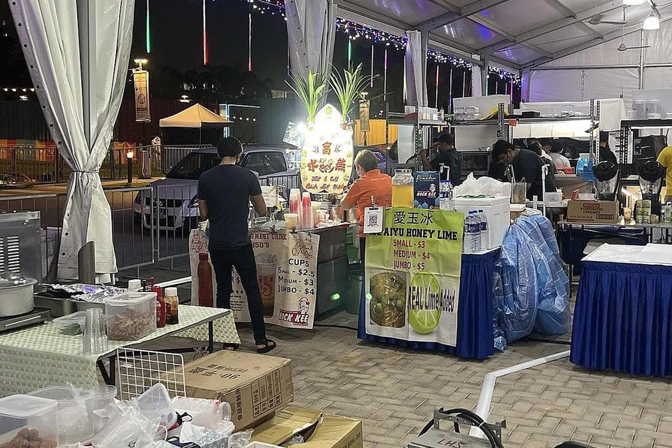 DIARAH GANTUNG OPERASI: Agensi Makanan Singapura (SFA) telah mengarahkan agar operasi bazar Fiesta Ramadan 2022 di E!Hub@Downtown East digantung setelah ia didapati dikendalikan tanpa permit sah. - Foto SFA