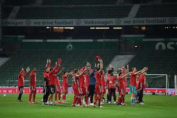 KAMI JUARA!: Jurulatih Hans-Dieter Flick, dan para pemain Bayern Munich meraikan kejayaan mereka selaku Juara Bundesliga di depan stadium yang kosong tanpa penyokong selepas menundukkan SV Werder Bremen di Wohninvest Weserstadion di Bremen, Jerman, kelmarin. - Foto EPA-EFE