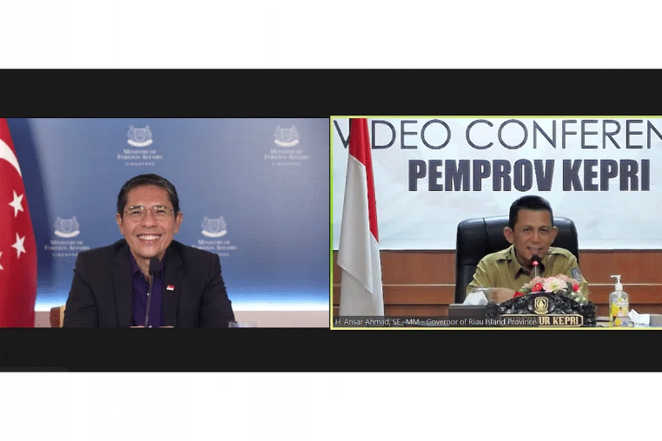 Dr Maliki (kiri) dalam panggilan video bersama Gabenor wilayah Kepri, Encik Ansar Ahmad. Dalam panggilan video itu, Dr Maliki menyampaikan pakej bantuan daripada Pemerintah Singapura untuk menyokong usaha Kepri memerangi Covid-19.