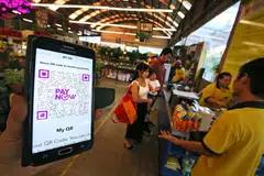 KEMUDAHAN TERKINI: Menurut OCBC, RP akan menggunakan sistem OCBC untuk membolehkan pelajar dan ibu bapa mreka membayar yuran menggunakan wang yang disimpan di salah satu daripada sembilan bank yang menyokong PayNow. - Foto fail