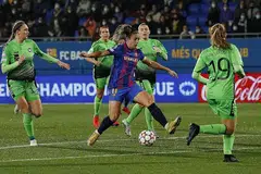 BINTANG FC BARCELONA FEMENI: Putellas (baju biru) dikerumuni pemain HB Koge dalam perlawanan Liga Juara-Juara Eropah Wanita tahun lalu. - Foto REUTERS