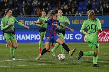 BINTANG FC BARCELONA FEMENI: Putellas (baju biru) dikerumuni pemain HB Koge dalam perlawanan Liga Juara-Juara Eropah Wanita tahun lalu. - Foto REUTERS