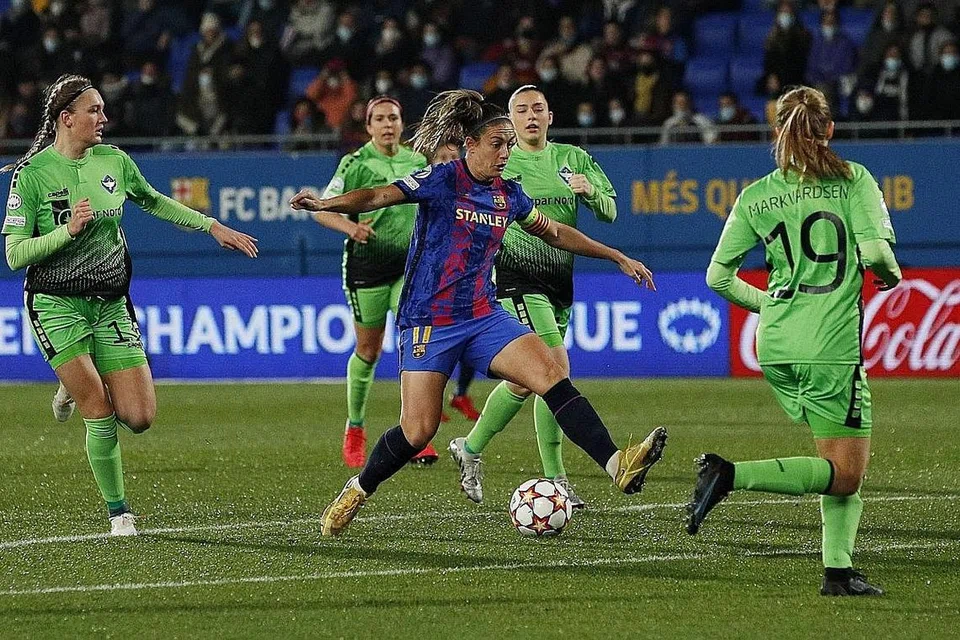 BINTANG FC BARCELONA FEMENI: Putellas (baju biru) dikerumuni pemain HB Koge dalam perlawanan Liga Juara-Juara Eropah Wanita tahun lalu. - Foto REUTERS