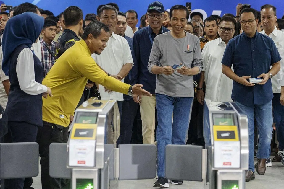 TINJAU KEMUDAHAN BARU: Presiden Jokowi (tengah) dan Gabenor Jakarta, Encik Anies Baswedan (kanan), serta para menteri lain meninjau kemudahan MRT Jakarta semasa pelancarannya pada 24 Mac. - Foto EPA-EFE
