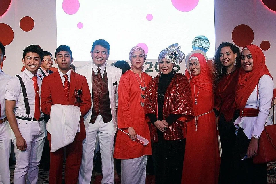 KELUARGA DI RANTAUAN : Zack Zainal (depan, tiga dari kiri) dan keluarga di Dubai, bersama Rahimah Rahim (empat dari kanan) yang dijemput untuk menghiburkan penduduk Singapura di Dubai pada 2016. - Foto FAIZAL REZA