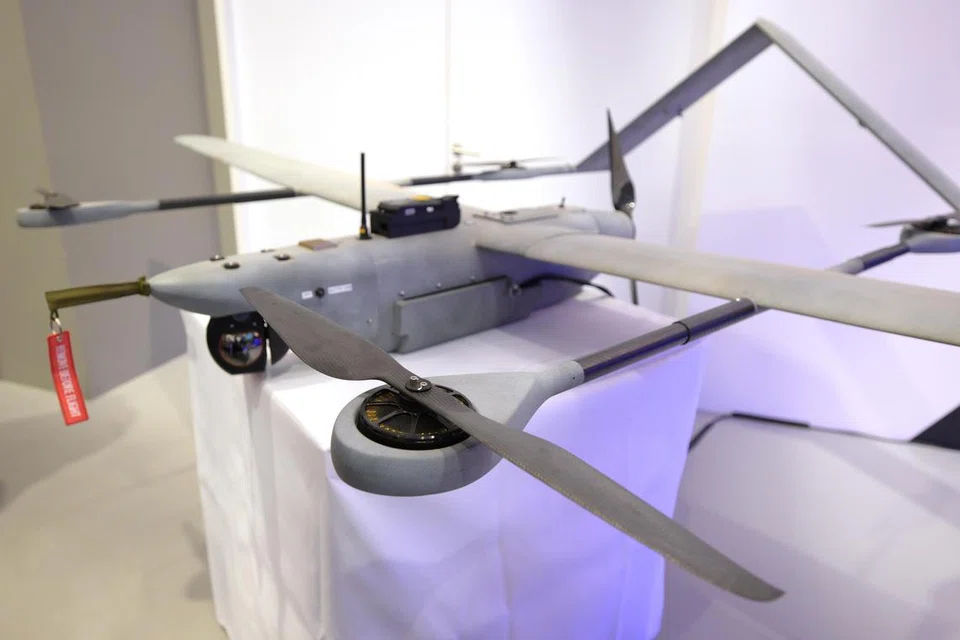 Kenderaan udara tanpa pemandu (UAV) V15 menggunakan kuasa bateri dan boleh dikecilkan menjadi kotak yang menjimatkan ruang.