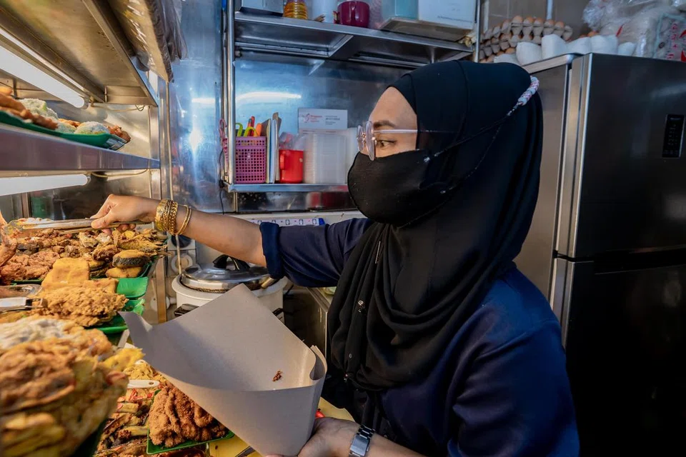 INGIN BANTU GOLONGAN MEMERLUKAN: Cik Hani Isnin di gerainya yang terletak di Pusat Makanan Jalan Kukoh.