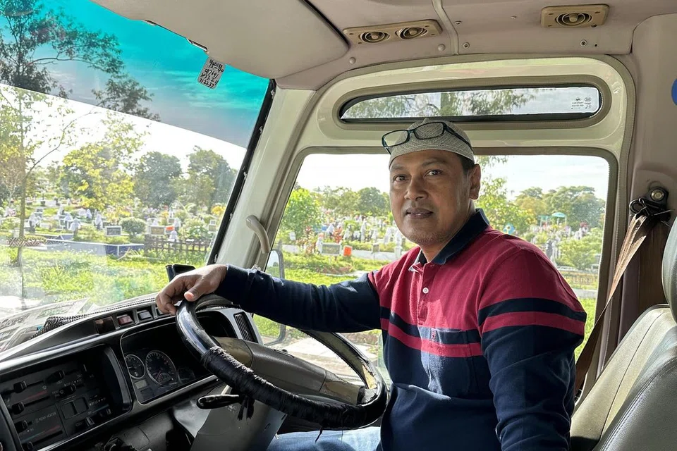 KHIDMAT PERCUMA: Encik Tahir Ahmad, 56 tahun, sediakan bas ulang-alik percuma dari Masjid Pusara Aman ke tanah perkuburan.