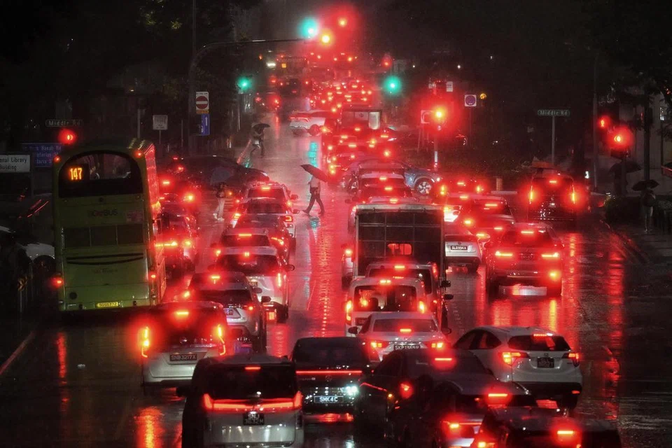Hujan berterusan sejak pagi 10 Januari menyebabkan trafik perlahan semasa waktu sibuk di beberapa kawasan di Singapura.