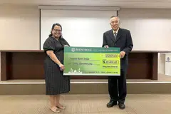 PEMENANG BERTUAH: Cik Iriana menerima replika ceknya dari CEO Kumpulan Sheng Siong, Encik Lim Hock Chee minggu lalu. - Foto SHENG SIONG