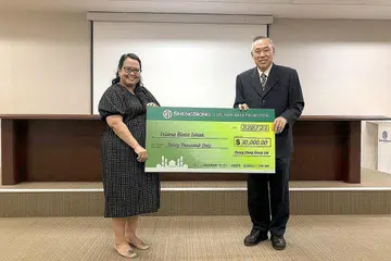 PEMENANG BERTUAH: Cik Iriana menerima replika ceknya dari CEO Kumpulan Sheng Siong, Encik Lim Hock Chee minggu lalu. - Foto SHENG SIONG