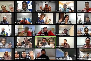 BERBUKA BERSAMA: (Atas, tengah) Encik Khaw Boon Wan mengadakan majlis berbuka puasa secara dalam talian menerusi aplikasi Zoom bersama pekerja asing serta kakitangan barisan hadapan pengangkutan awam di Singapura. - Foto TANGKAP LAYAR YOUTUBE MOT