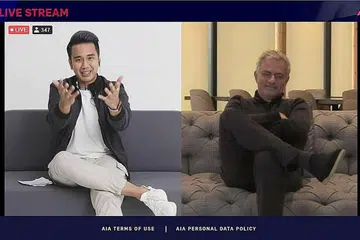 HADAPI 'SERANGAN' SINGAPURA: Pengurus pasukan Tottenham Hotspur, Jose Mourinho (kanan) mengambil bahagian dalam sidang maya anjuran AIA Singapore pada 25 Mac lalu, yang menyentuh tentang kesejahteraan mental. Beliau menjawab soalan yang dikemukakan hos Joakim Gomez (kiri) dan warga Singapura lainnya. - Foto THE NEW PAPER