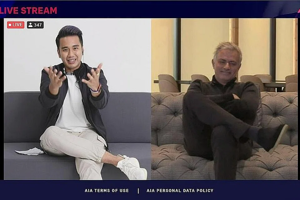 HADAPI 'SERANGAN' SINGAPURA: Pengurus pasukan Tottenham Hotspur, Jose Mourinho (kanan) mengambil bahagian dalam sidang maya anjuran AIA Singapore pada 25 Mac lalu, yang menyentuh tentang kesejahteraan mental. Beliau menjawab soalan yang dikemukakan hos Joakim Gomez (kiri) dan warga Singapura lainnya. - Foto THE NEW PAPER