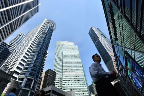 PERTUMBUHAN EKONOMI: berdasarkan penyesuaian musiman suku-ke-suku tahunan, ekonomi Singapura mengecut 1.9 peratus selepas mencatatkan peningkatan baik sebanyak 12.3 peratus bagi suku sebelumnya. - Foto THE STRAITS TIMES