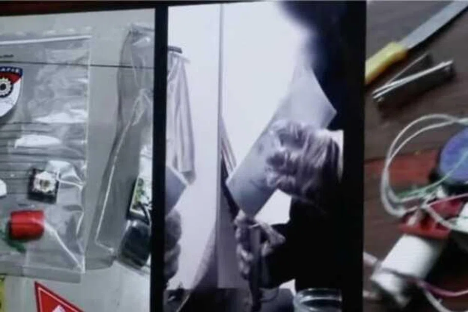 Foto tangkap layar rakaman video memaparkan remaja Indonesia memberi penerangan langkah demi langkah dalam bahasa Inggeris bagi menyediakan bahan letupan buatan sendiri dan peralatan asas, termasuk serbuk hitam yang dimasukkan ke dalam sebatang paip. Rakaman itu dikongsi pihak polis pada awal Januari dalam sidang media.