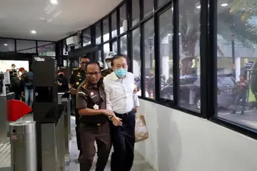 HADAPI HUKUMAN: Surya Darmadi antara lain menyogok pegawai di Sumatera agar membenarkan syarikatnya menanam pokok kelapa sawit di tanah yang diisytihar sebagai hutan semula jadi. - Foto PEJABAT PENDAKWA RAYA NEGERI TEBO
