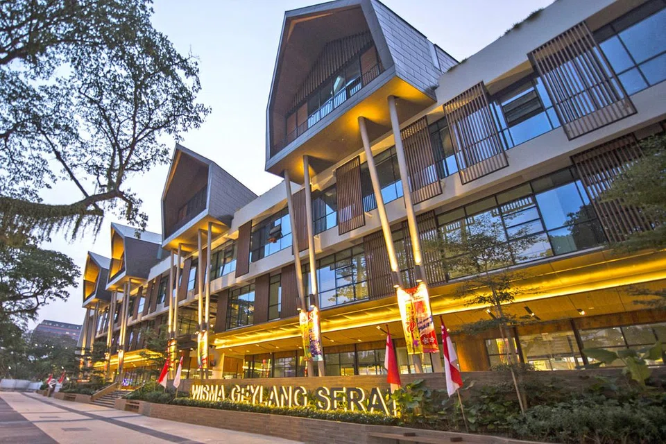 KURNIA@WGS: Terletak di tingkat tiga Wisma Geylang Serai (WGS), sebuah hab yang menggabungkan lapan badan Melayu setempat kini membuka pintunya untuk menghulurkan pertolongan, sokongan mahupun nasihat kepada penduduk setempat. - Foto fail