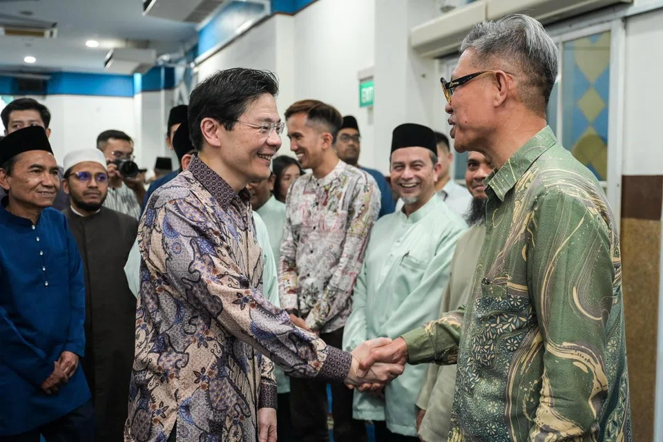 Perdana Menteri, Encik Lawrence Wong (tiga dari kiri) menghadiri acara berbuka puasa di Masjid Al-Istighfar pada 4 Mac. Bersama beliau ialah  Mufti Dr Nazirudin Mohd Nasir (dua dari kiri) dan Presiden Majlis Ugama Islam Singapura (Muis), Encik Saat Abdul Rahman (kiri).