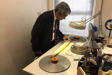 TINJAU USAHA PENDIGITALAN: Dr Yaacob memerhatikan filem lama di arkib filem, televisyen dan bunyi New Zealand, Nga Taonga Sound & Vision. - Foto FACEBOOK / DR YAACOB IBRAHIM