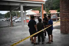 MENANTI KEPULANGAN: Anggota keluarga pendayung kayak yang hilang berkumpul dekat Jeti Penyabong Jetty pada 9 Ogos 2019.
