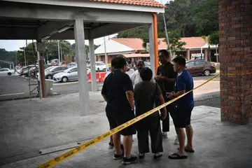 MENANTI KEPULANGAN: Anggota keluarga pendayung kayak yang hilang berkumpul dekat Jeti Penyabong Jetty pada 9 Ogos 2019.