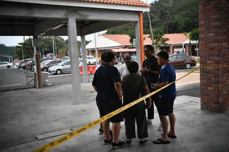 MENANTI KEPULANGAN: Anggota keluarga pendayung kayak yang hilang berkumpul dekat Jeti Penyabong Jetty pada 9 Ogos 2019.