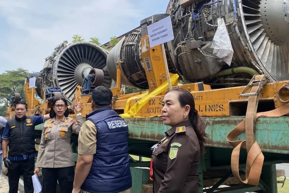 Pegawai polis menyiasat tiga enjin pesawat terpakai yang dirampas ketika kes penyeludupan itu didedahkan di Ibu Pejabat Polis Kepulauan Riau di Batam pada 1 Oktober 2026. Enjin bernilai keseluruhan kira-kira 30 bilion ($2.15 juta) itu dipercayai dibawa masuk secara haram dari Singapura untuk dihantar ke Jakarta, dengan empat suspek ditahan bagi membantu siasatan.