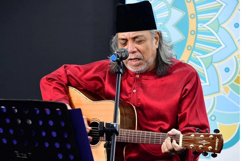 BUAT PERSEMBAHAN: Persembahan Ramli Sarip telah dimuat naik sewaktu Perjumpaan Hari Raya Menteri kelmarin. - Foto MCI