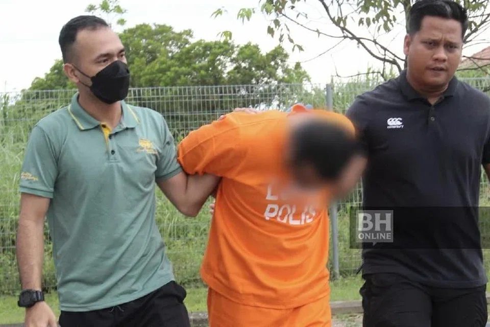 Guru berusia 47 tahun (tengah) telah menikam anaknya yang berusia 11 tahun, dan kini ditahan reman selama tujuh hari.