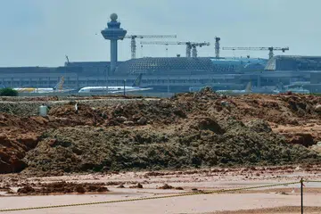PEMBINAAN PRASARANA: Tapak pembinaan Terminal 5 Lapangan Terbang Changi. Demi memastikan sistem fiskal yang baik pemerintah sedang meneroka beberapa cara termasuk pendekatan pendanaan baru seperti pinjaman oleh lembaga berkanun demi membiayai projek prasarana besar. - Foto fail
