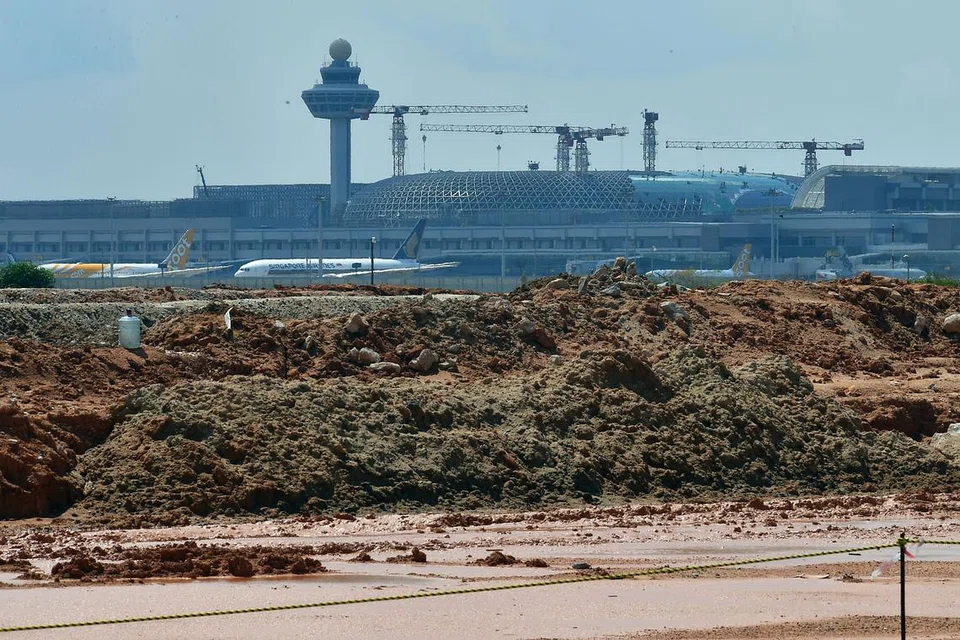 PEMBINAAN PRASARANA: Tapak pembinaan Terminal 5 Lapangan Terbang Changi. Demi memastikan sistem fiskal yang baik pemerintah sedang meneroka beberapa cara termasuk pendekatan pendanaan baru seperti pinjaman oleh lembaga berkanun demi membiayai projek prasarana besar. - Foto fail
