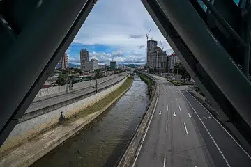 LENGANG: Lebuhraya Bertingkat Ampang-Kuala Lumpur kelihatan lengang selepas kerajaan Malaysia melaksanakan sekatan bagi mencegah penularan wabah Covid-19. Malaysia melaporkan lebih 172,000 kes jangkitan Covid-19 dan sehingga kelmarin 642 mangsa telah terkorban. - Foto AFP
