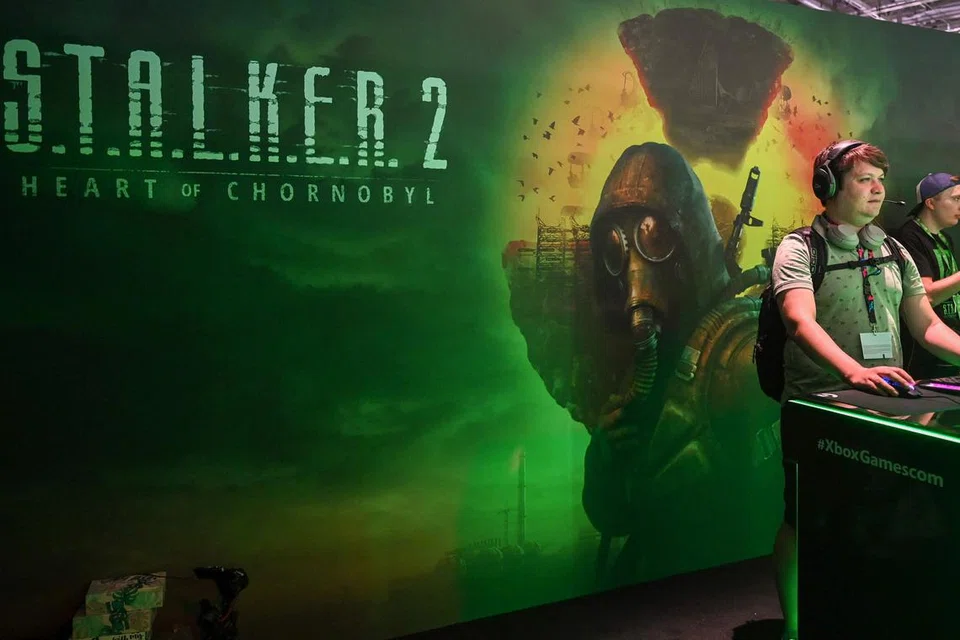 PERMAINAN POPULAR: Pengunjung mencuba permainan Stalker 2 di reruai Xbox semasa acara Gamescom di Cologne. Xbox merupakan antara wadah permainan komputer popular di dunia, dan dilaporkan mempunyai sekitar 120 juta pengguna di serata dunia.
